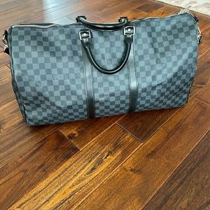 This is an authentic LOUIS VUITTON Damier Graphite Keepall Bandouliere 55